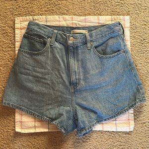 High waisted Levi mom shorts